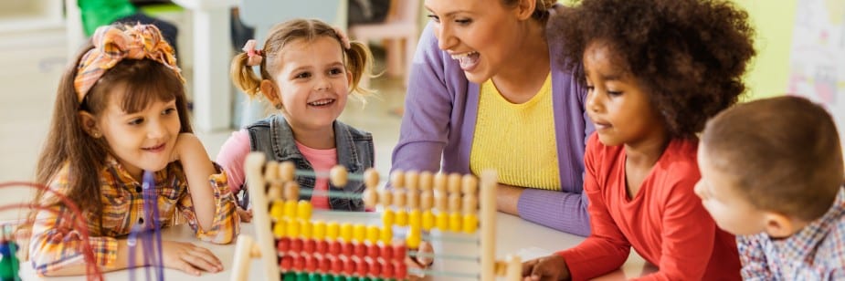 pedagoga com crianças em escola