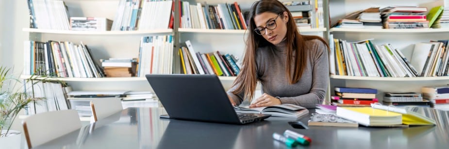 estudante em dúvida sobre publicidade ou marketing
