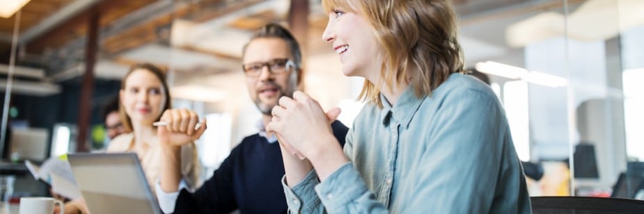 pessoas sentadas à mesa buscando experiência profissional