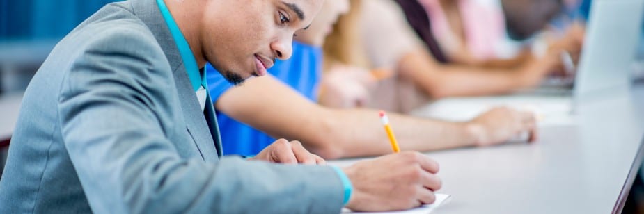 estudante escrevendo prova do enem