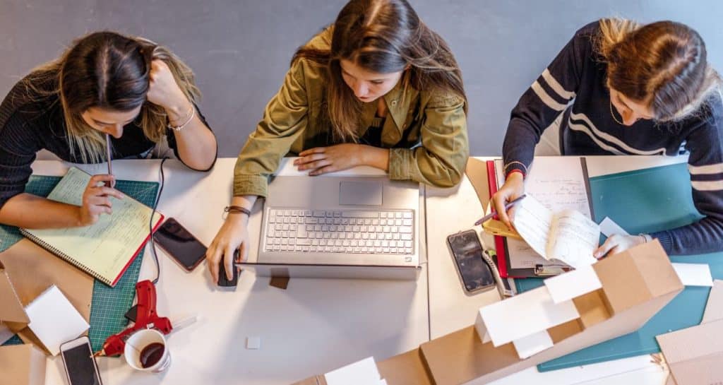 anhanguera estudantes de arquitetura numa mesa