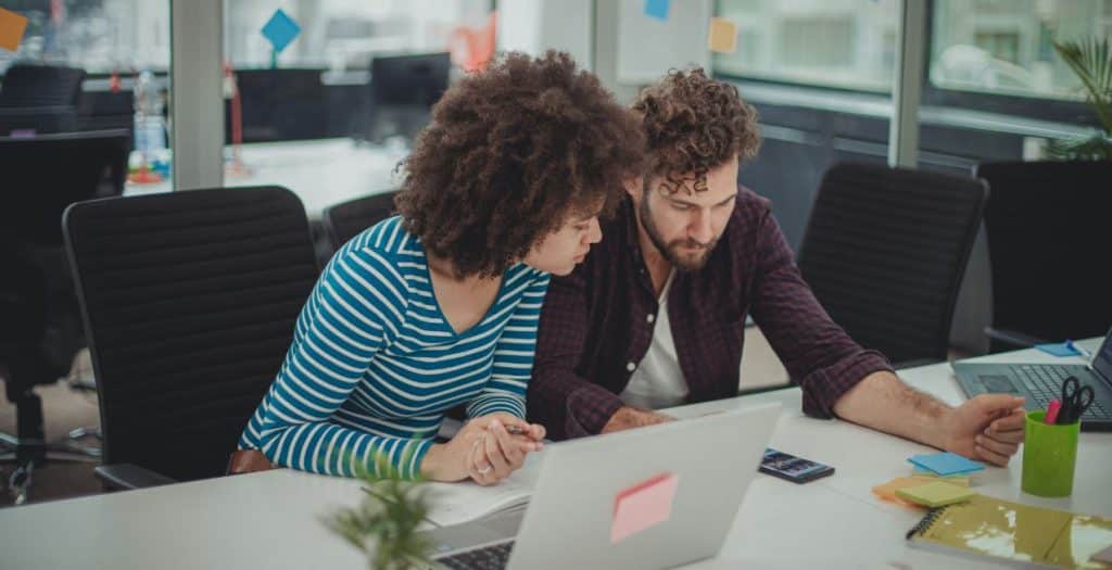 dois estudantes de marketing digital