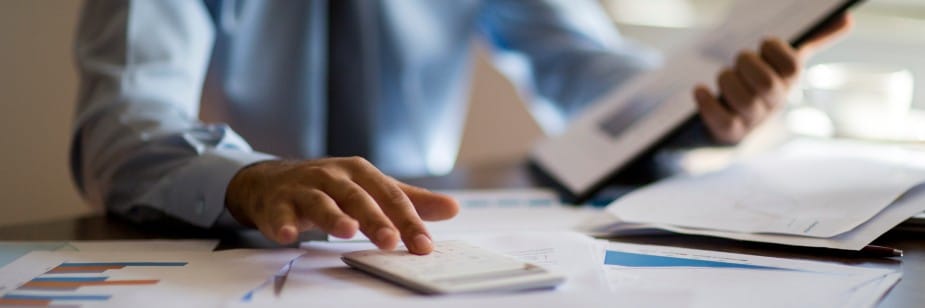 mãos de contador que trabalha com contabilidade pública