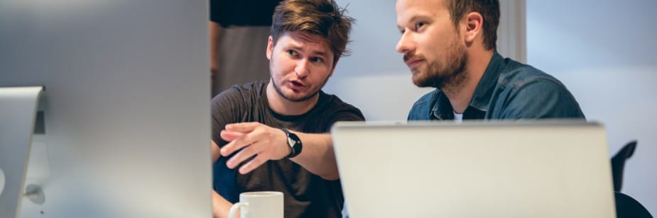 analistas de sistemas trabalhando em frente ao computador