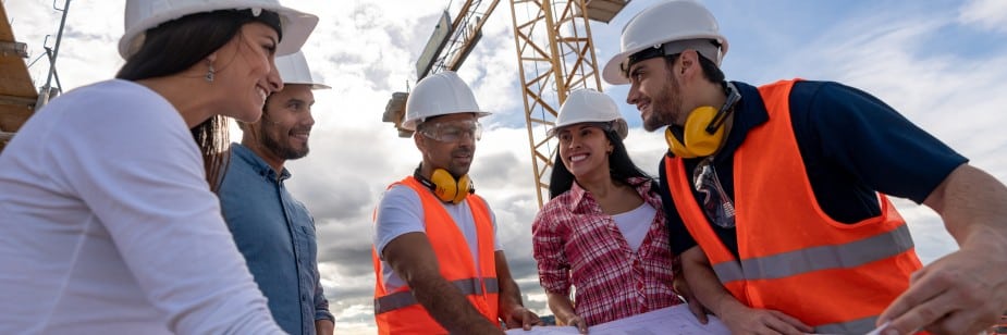 alunos desenvolvendo estágio em engenharia