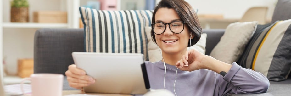 mulher vendo no tablet sobre feira de emprego virtual