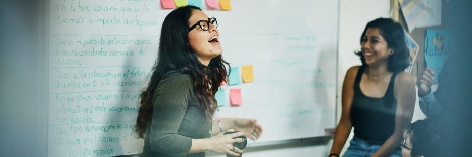 meninas rindo trabalhando em seu primeiro emprego