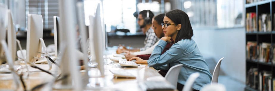 estudantes conferindo enem digital