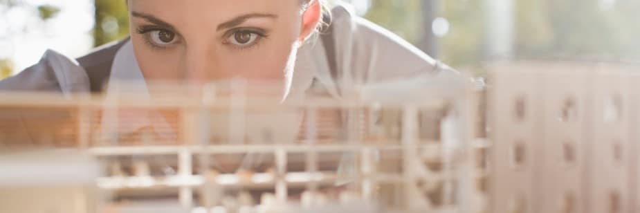 mulher escolhendo entre engenharia civil ou arquitetura