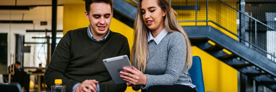 pessoas conferindo concurso polícia civil