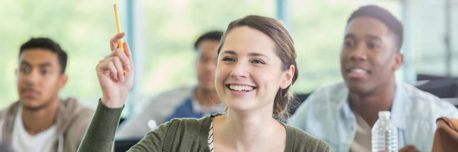 aluna em sala de aula de centro universitário