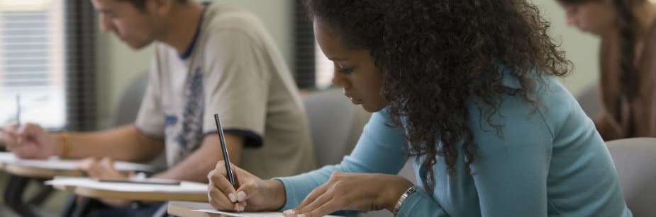 mulher prestando concurso agronomia