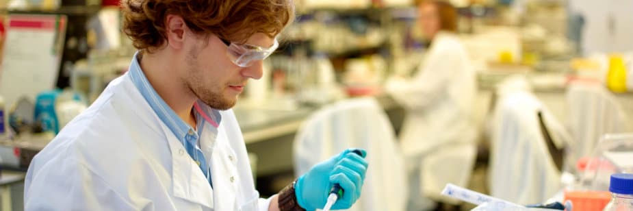 estudante seguindo carreira em farmácia