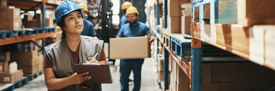 profissional prestando serviços de logística