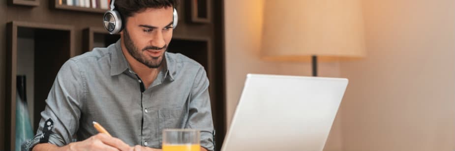 homem conferindo habilidades digitais