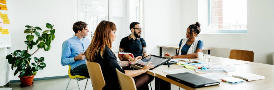 profissionais de gestão hospitalar ou recursos humanos no escritório