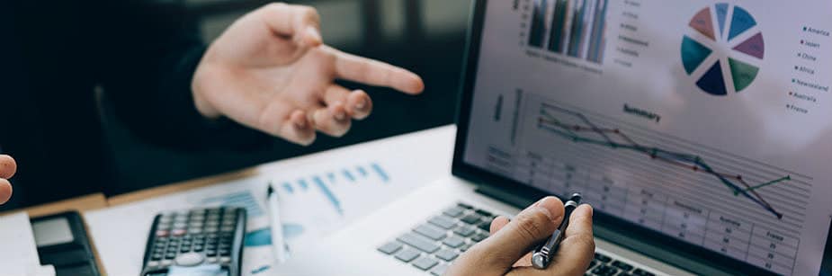 computador com gráfico representando ciências contábeis