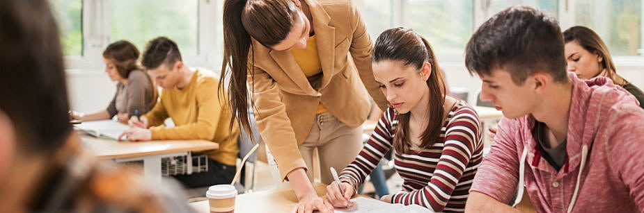 estudantes de faculdade de engenharia elétrica