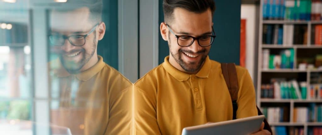 estudante conferindo opções de créditos estudantis