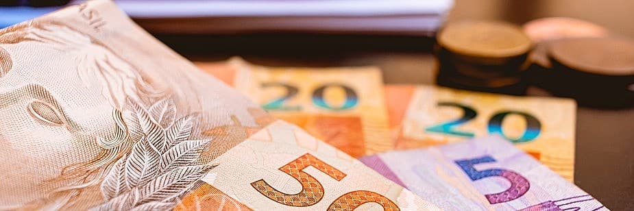 dinheiro representando valor pago nas faculdades particulares