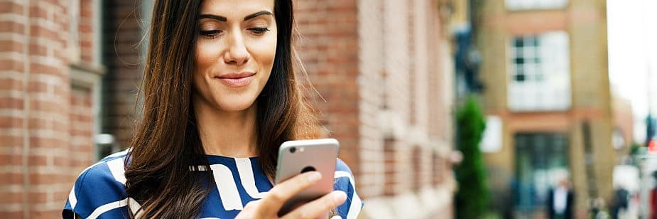 estudante escolhendo entre logística e comércio exterior