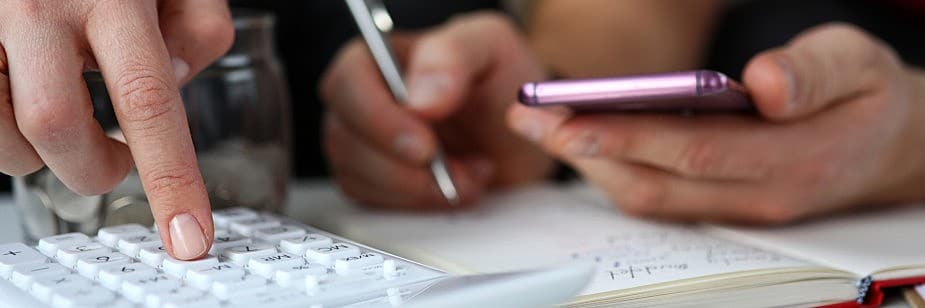 calculadora representando o custo de uma faculdade de engenharia mecânica