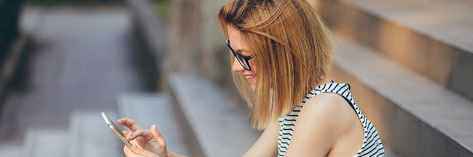 mulher acessando no celular nota do enem