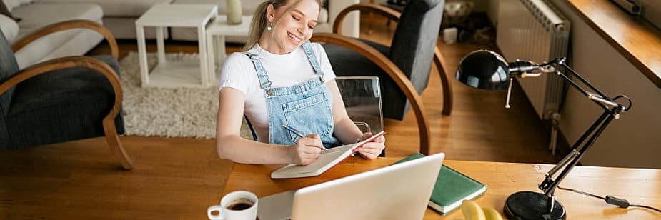 estudante na mesa com computador