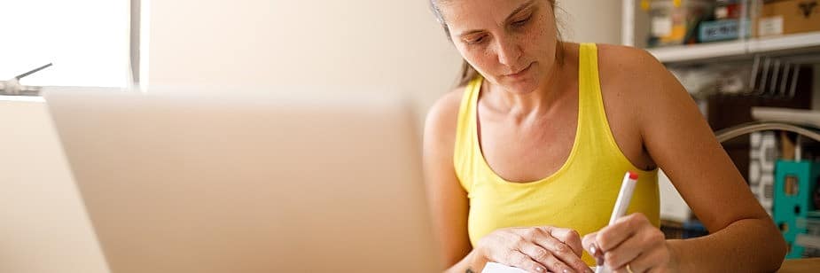 estudante vendo pedagogia para concursos