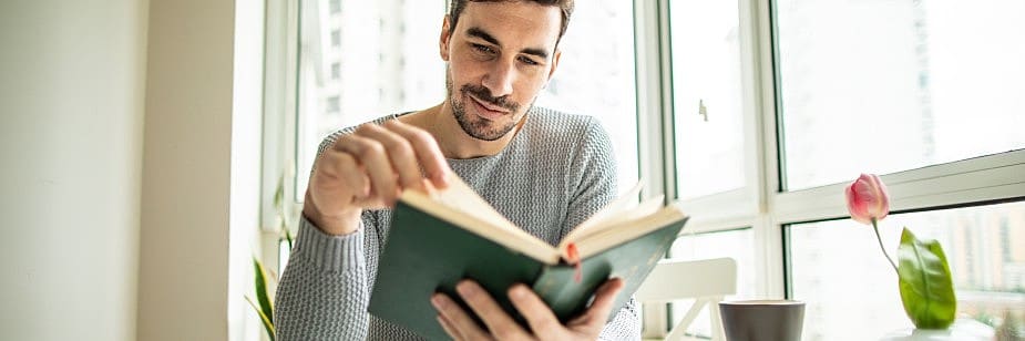 estudante lendo livro
