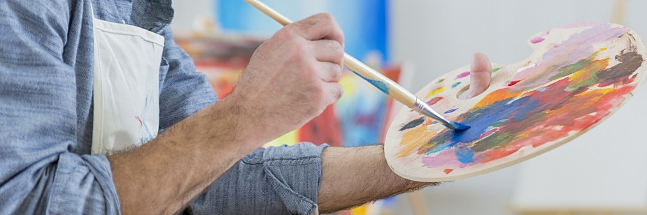 profissional de artes visuais pintando