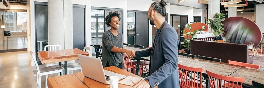 pessoas em entrevista de emprego