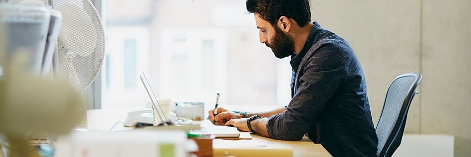 estudante de engenharia civil fazendo tcc