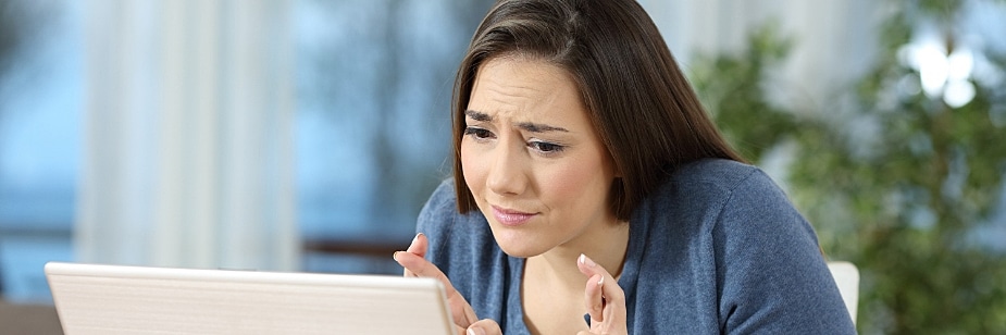 estudante conferindo lista de espera do prouni