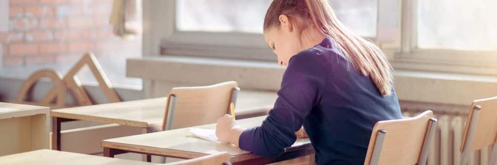 mulher estudando conteúdos que mais caem no Enem