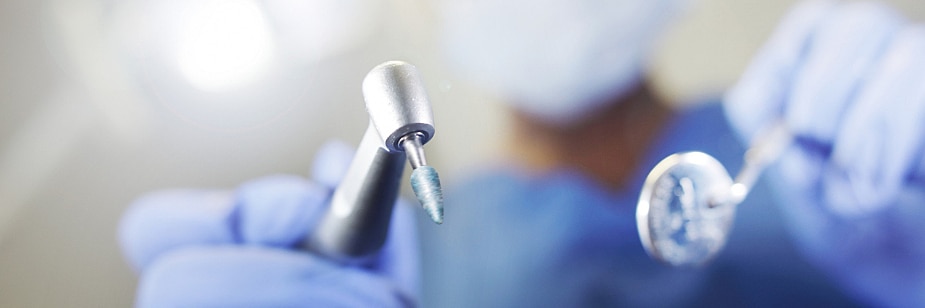 dentista com equipamentos da áreas da odontologia