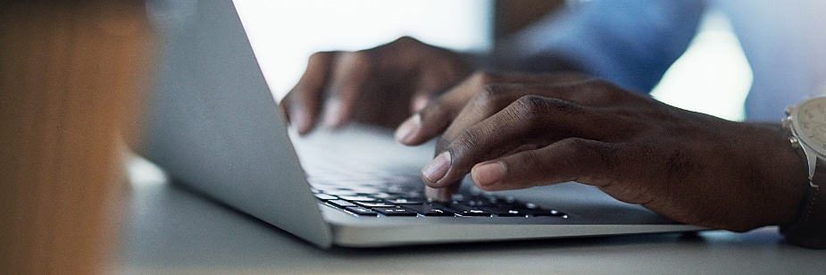 pessoa no computador elaborando currículo para estágio de direito