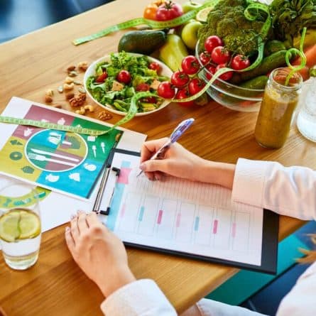 Nutricionista preparando refeição