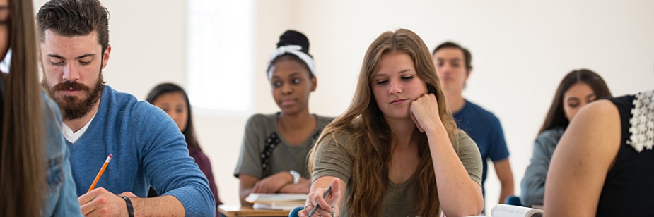 Vale mais a pena fazer concurso público ou vestibular?
