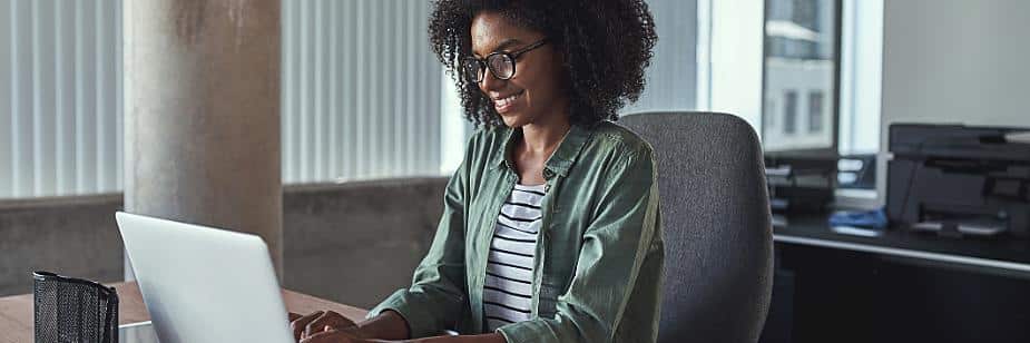 Mulher no computador em um escritório