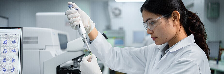 Profissionais de Biomedicina no laboratório