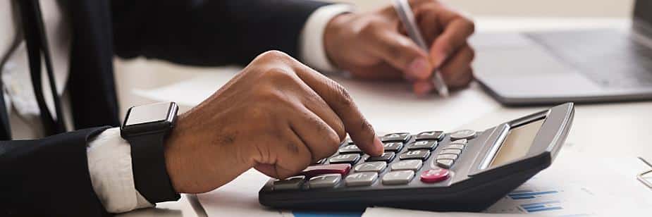 Homem utilizando uma calculadora