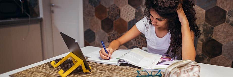 Mulher estudando filosofia