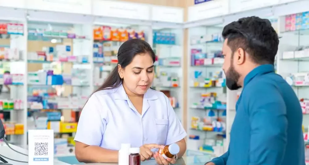 Mulher lendo rótulo de remédio para homem em farmácia