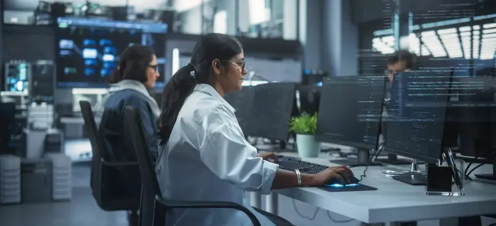 Mulher mexendo em programação de sistema de computador