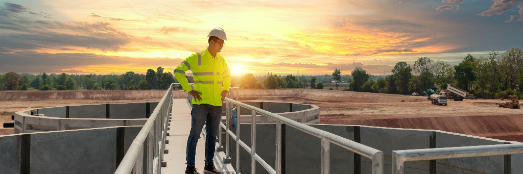 Rapaz olhando reservatório de água
