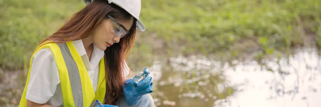 bióloga ambiental fazendo análise