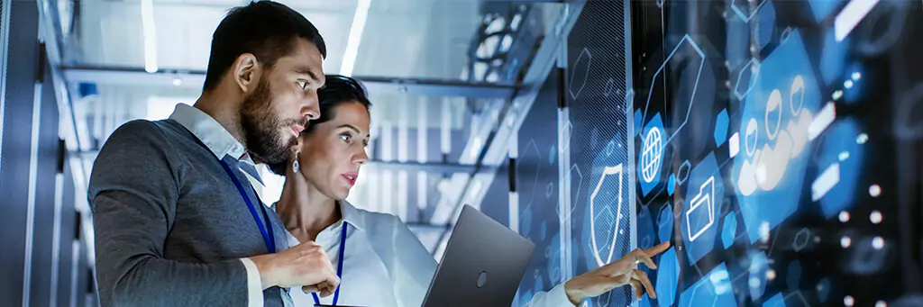 Administradores checando sistemas