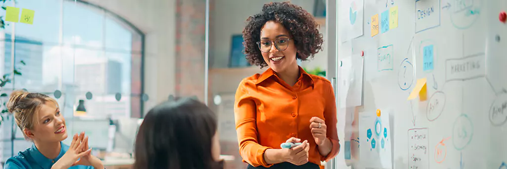 Moça apresentando projeto em quadro branco