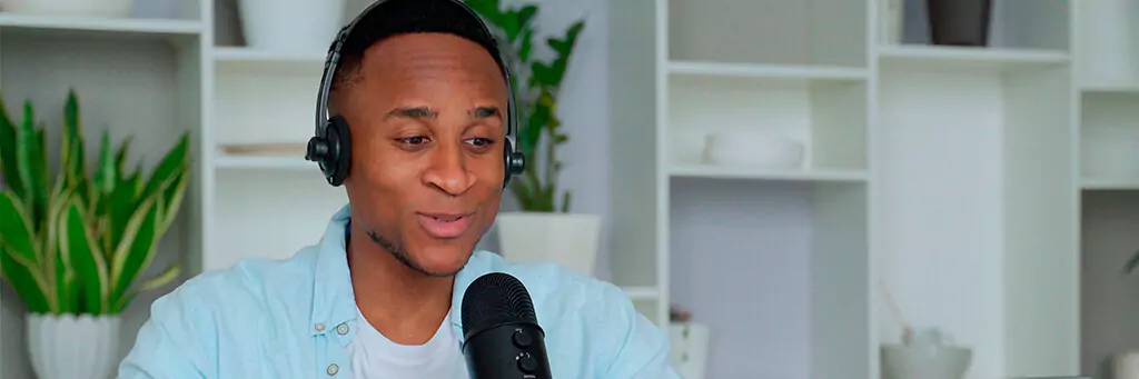 Homem com fone de ouvido falando ao microfone